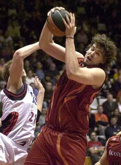 Marc Gasol coge un rebote.