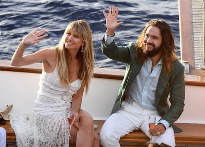 La supermodelo Heidi Klum, de 46 años, y el guitarrista de Tokio Hotel, Tom Kaulitz, de 30, se casaron el pasado febrero en California y volvieron a pasar por el altar en agosto, en una lujosa ceremonia en alta mar frente a las espectaculares costas de Capri. Este es el tercer matrimonio para ella y el segundo para él.