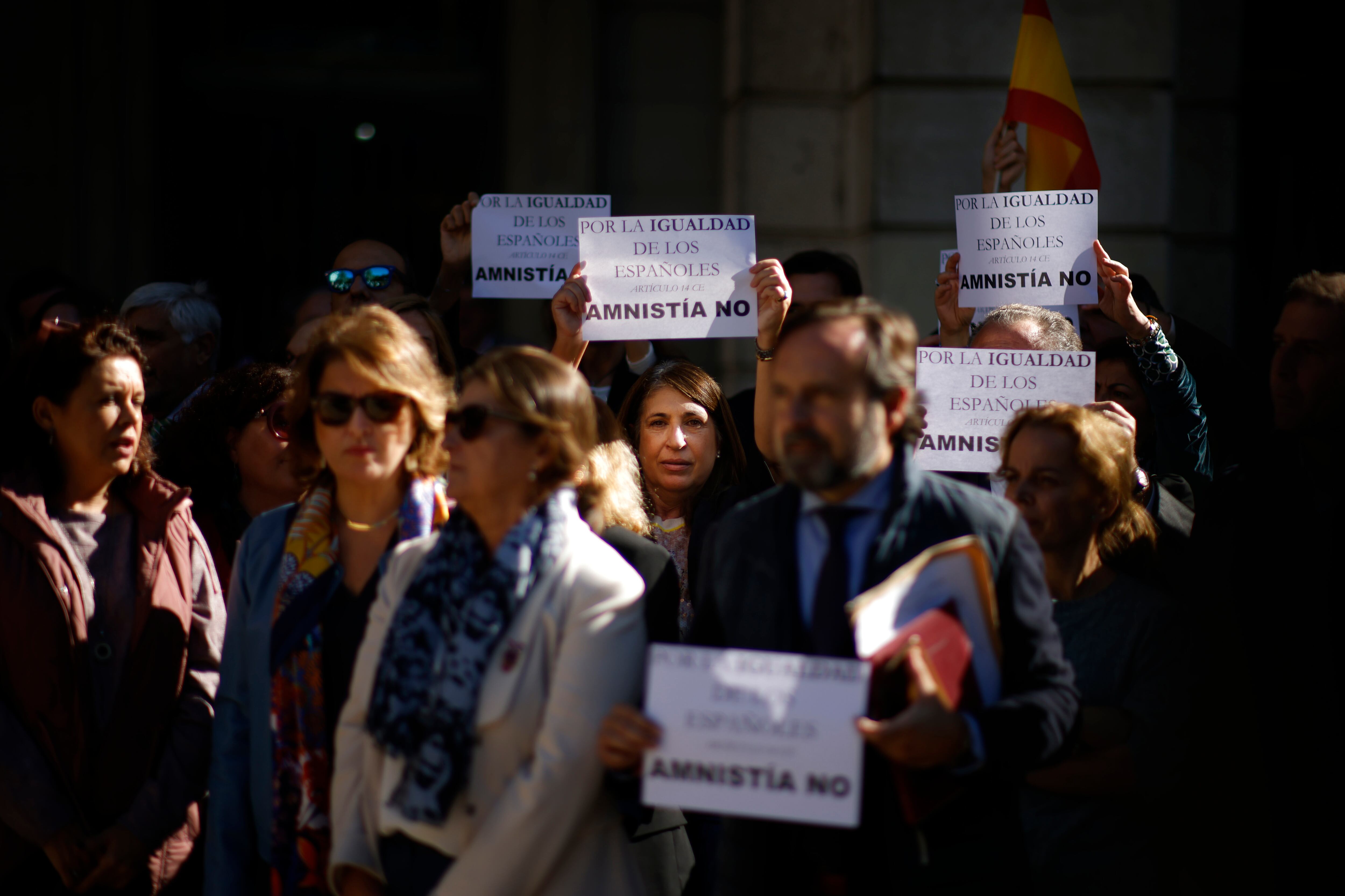 Magistrados y jueces de la Audiencia de Sevilla durante la concentración realizada este martes.