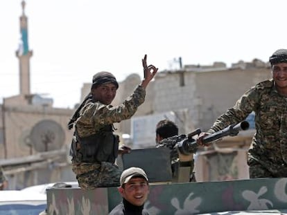 Milicianos kurdos celebran su entrada en un pueblo de Tel Abyad.