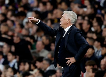 Carlo Ancelotti da indicaciones a sus jugadores durante el partido.