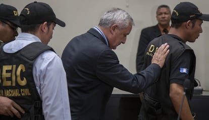 Otto Pérez Molina saliendo del juzgado hacia prisión.