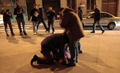 La policía detiene a un manifestante durante las protestas contra los recortes en Madrid.