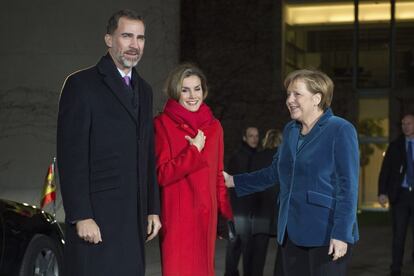 El rey Felipe VI y la reina Letizia, son recibidos por la canciller alemana, Angela Merkel, en la sede de la Cancillería en Berlín, Alemania, el 1 de diciembre de 2014.