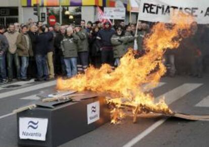 La plantilla de trabajadores de Navantia en la Ría de Ferrol y de las empresas auxiliares se concentraron ante la sede del Parlamento de Galicia para pedir carga de trabajo, esta mañana en Santiago de Compostela.