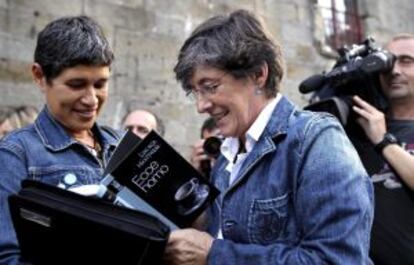 Laura Mintegi firma un ejemplar de su libro Ecce Homo, en Hondarribia.