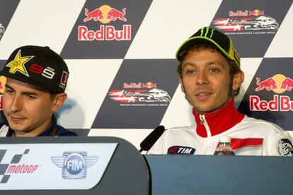 Valentino Rossi, a la derecha, con Jorge Lorenzo, durante una conferencia de prensa previa a la disputa del GP de Estados Unidos