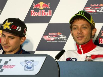 Valentino Rossi, a la derecha, con Jorge Lorenzo, durante una conferencia de prensa previa a la disputa del GP de Estados Unidos