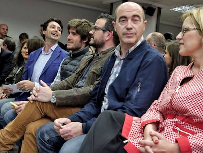 El presidente del PP de la provincia de Valencia, Vicente Betoret, a la izquierda con un papel en la mano, y la candidata al cargo, Mari Carmen Contelles, a la derecha.