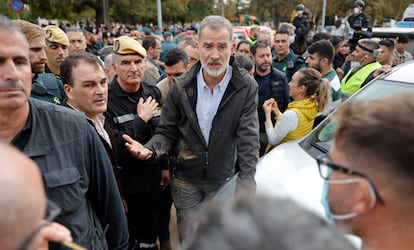 El rey Felipe habla con vecinos indignados, durante su visita a Paiporta este domingo. 