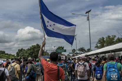 Tras derribar el primer cerco policial, los migrantes avanzaron sobre el puente que divide México y Guatemala.