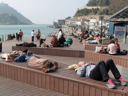 Varios turistas ayer en San Sebastián.