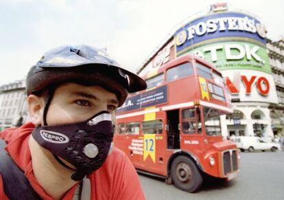 Un cilista  se protege con una m&aacute;scara de la poluci&oacute;n en Londres