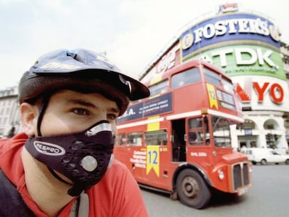 Un cilista  se protege con una m&aacute;scara de la poluci&oacute;n en Londres