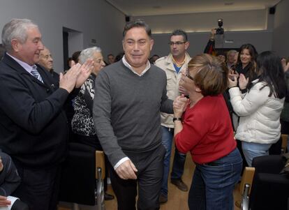 Marcos Martínez Barazón, expresidente de la Diputación de León por el PP, es recibido por vecinos de la localidad de Cuadros tras salir de la cárcel a raíz de su detención en Púnica, en 2014.