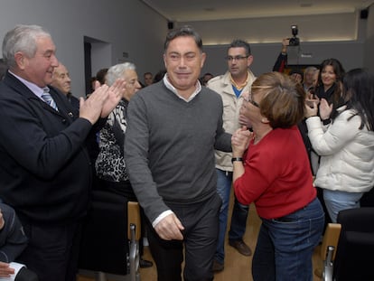 Marcos Martínez Barazón, alcalde de Cuadros y expresidente de la Diputación de León por el PP, es recibido por vecinos de la localidad tras salir de la cárcel a raíz de su detención en Púnica, en 2014.