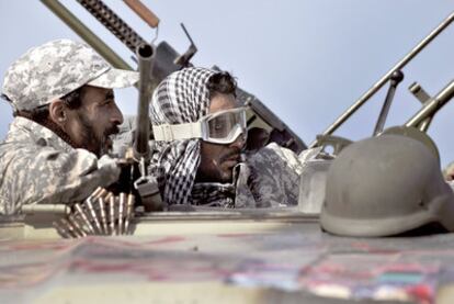 Rebeldes libios mantienen sus posiciones a las afueras de la localidad de Bin Yauad.
