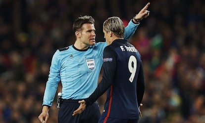 El árbitro alemán Felix Brych expulsa a Fernando Torres.