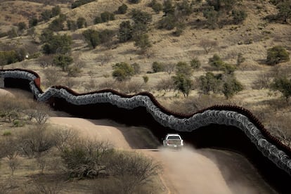 Muro fronterizo en Nogales, Arizona