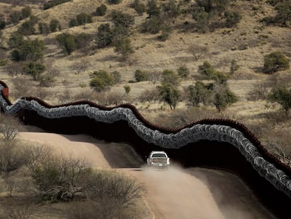 O muro fronteiriço em Nogales, no Arizona, em uma imagem de arquivo.