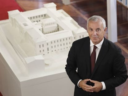 Pachi Vázquez, recién aclamado candidato a la Xunta, posa en la biblioteca de la sede del Parlamento de Galicia.