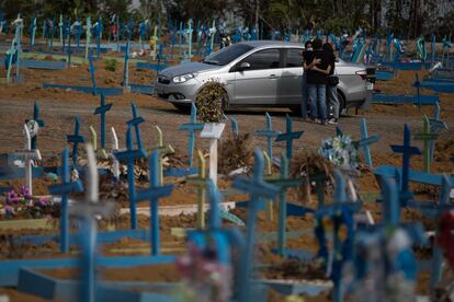 Movimento no maior cemitério publico de Manaus, o Nossa Senhora Aparecida, em 25 de setembro de 2020.