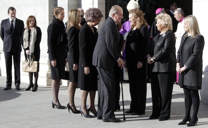 El Rey saluda a Pilar Manj&oacute;n, presidenta de la Asociaci&oacute;n 11-M Afectados del Terrorismo, poco antes del funeral en la catedral de la Almudena de Madrid. Al lado, la presidenta de la Asociaci&oacute;n de V&iacute;ctimas del Terrorismo (AVT), &Aacute;ngeles Pedraza, y la presidenta de la Fundaci&oacute;n de V&iacute;ctimas del Terrorismo (FVT), Mar&iacute;a del Mar Blanco.