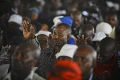 Familiares y amigos de las víctimas de la masacre de los mineros perpetrada por la policía lloran durante un acto conmemorativo celebrado en Rustenberg (Sudáfrica). EFE/Archivo
