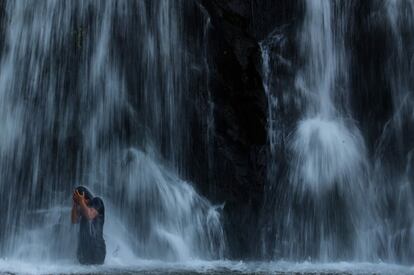 Un fiel católico se baña en la cascada El Chorreron (El Salvador), durante la peregrinación del niño Jesusito y el niño Zarco, un trayecto de 30 kilómetros desde San Ramón a San Pedro Nonualco, el 4 de febrero.