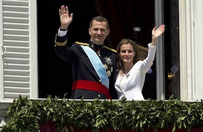 Los reyes, Felipe VI y Letizia,saludan desde el balcón central del Palacio de Oriente tras el acto de proclamación.