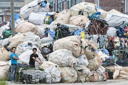 A cidade chinesa de Guiyu acumula montanhas de plástico importado que esperam ser recicladas. Embora há cinco anos autoridades tenham ordenado que as 1.200 oficinas registradas no local se incorporassem a 29 empresas maiores e mudassem para um novo parque industrial dedicado à reciclagem, Guiyu ainda cheira a plástico queimado, e a atividade ilegal resiste em todas as partes. Em 1º de janeiro, entrou em vigor a nova regulamentação chinesa que proíbe a importação de 24 tipos de resíduos.