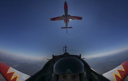 Caza C101 de la Patrulla Águila realiza un vuelo invertido sobre otro aparato. La imagen, captada en noviembre, es parte de un reportaje sobre la capitán Rosa Malea, primera mujer piloto de la patrulla acrobática emblema del Ejército del Aire español.