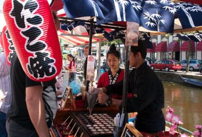 Uno de los puestos del mercado japonés de Rapenburg, en Leiden (Holanda).