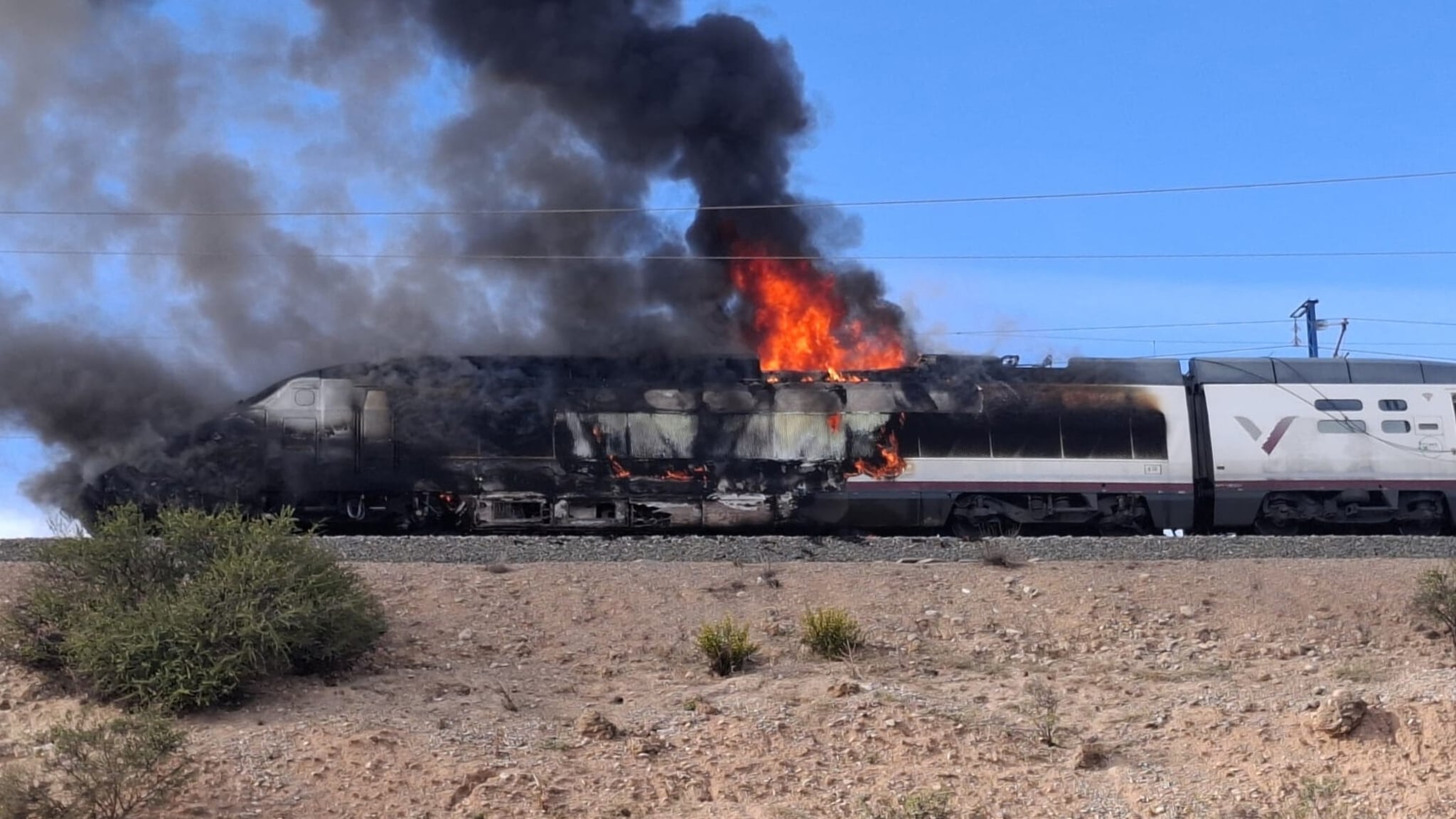 La dificultad para retirar el tren incendiado prolongará varios días los retrasos y suspensiones en la alta velocidad entre Madrid y Barcelona
