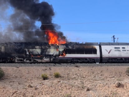 La dificultad para retirar el tren incendiado prolongará varios días los retrasos y suspensiones en la alta velocidad entre Madrid y Barcelona