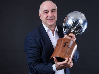 Pablo Laso con el trofeo de campeón de Liga