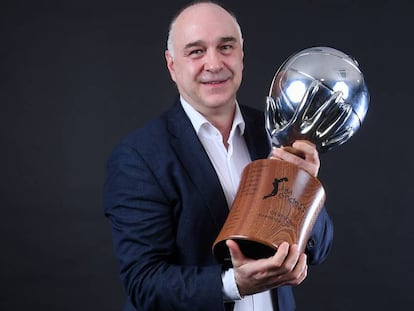 Pablo Laso con el trofeo de campeón de Liga