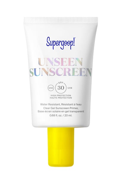 Unseen Sunscreen SPF 30, de Supergoop! Este producto viral y con nombre en verso (20,99 €, en Sephora) se ha convertido en un fenómeno de culto gracias al flechazo incondicional de Hailey Bieber, Lady Gaga, Brooke Shields y Drew Barrymore. Imperceptible, liviano, sin fragancia y con filtros solares de amplio espectro, es perfecto como prebase diaria.