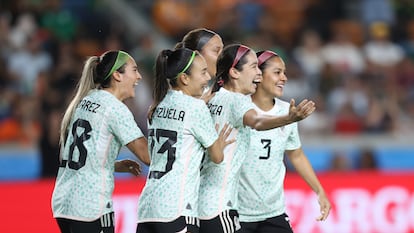 Greta Espinoza festeja su gol en un partido amistoso junto a compañeras de la selección, en abril de 2023.