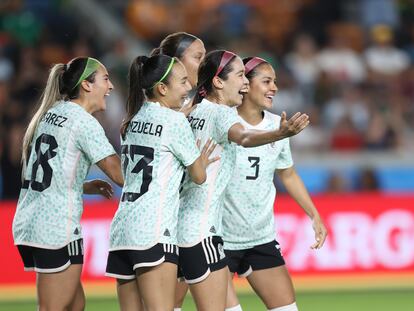 Greta Espinoza festeja su gol en un partido amistoso junto a compañeras de la selección, en abril de 2023.