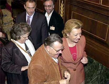 La presidenta del Congreso acompaña a un grupo de ciudadanos en su visita a la Cámara Bajas.