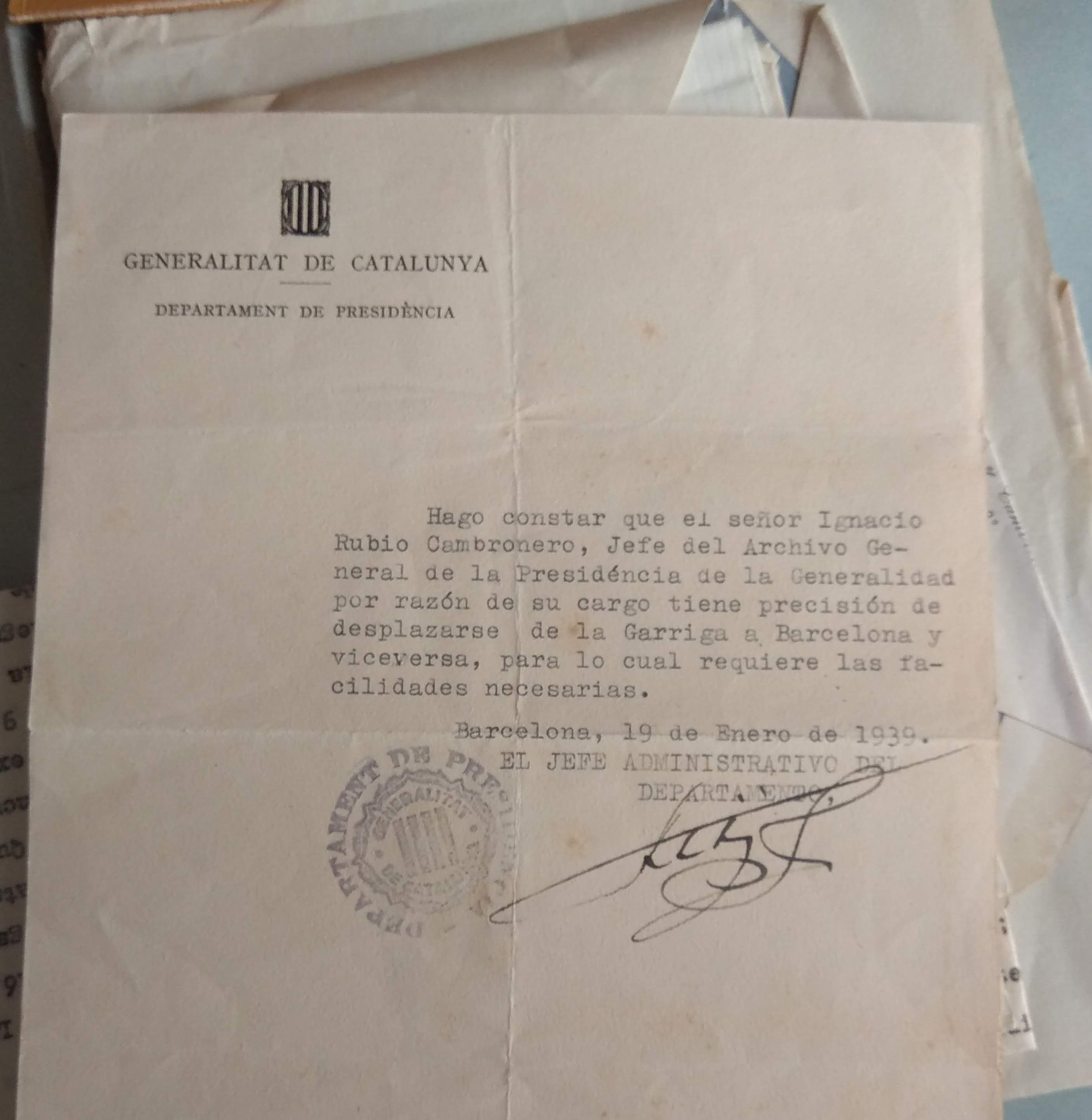 Salvoconducto de 1939 a nombre de Ignacio Rubio como archivero de la Generalitat.
