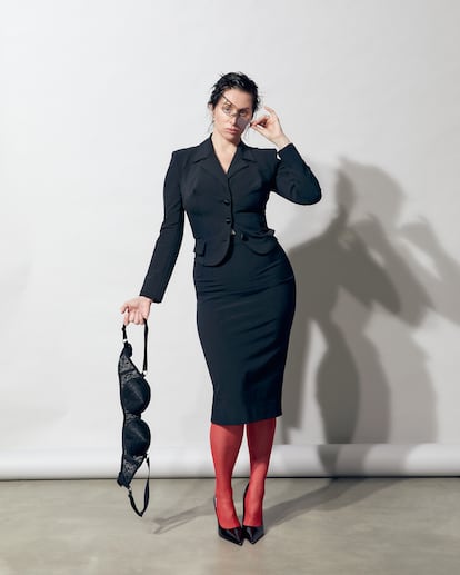 Traje y bustier de DOLCE & GABBANA, medias de VERSACE, zapatos de CHRISTIAN LOUBOUTIN y joyas de MESSIKA.