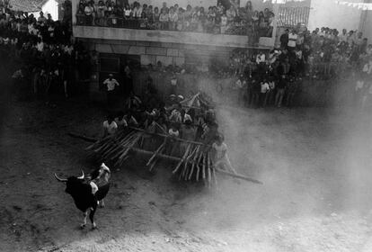 Las fiestas de toros fue otro de los temas que interesó a Herráez, como esta en Lageosa da Raia (Portugal),1976.