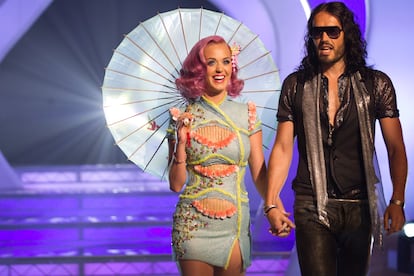 El matrimonio de Katy Perry y Russell Brand. En octubre de 2010, cuando la cantante californiana estaba a punto de cumplir 26 años se casó en un resort de lujo junto a un santuario de tigres en Rajastán (India) con el cómico y actor británico Russell Brand. Fue una ceremonia blindada a la que la prensa no tuvo acceso. De hecho, ella salía a la calle cubierta con un abrigo para evitar ser fotografiada. El enlace se celebró apenas un año después de empezar su relación, y la ostentosa boda incluyó 21 camellos, elefantes y caballos, según las crónicas de entonces. Tan solo 14 meses después, a través de un mensaje de texto Brand le comunicaba a su entonces esposa que quería el divorcio, el cual no se hizo efectivo hasta diciembre de 2021. La razón de la separación, de acuerdo con el británico, era que no soportaba la creciente fama de Perry y su interés por el activismo. Sin embargo, fuentes cercanas a la cantante afirmaron que el motivo que puso fin a su matrimonio fue el distanciamiento entre ambos debido a los compromisos laborales de la artista que, en el año de su boda, lanzó su álbum de más éxito, 'Teenage Dream'. Perry nunca se ha pronunciado sobre su exmarido. Él, que en 2023 fue acusado por cuatro mujeres de violación, agresiones sexuales y maltrato emocional entre 2006 y 2013, llegó a calificar su vida con Perry de "vacía y artificial" en un documental estrenado en 2015.