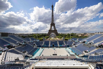 Vista general del Estadio de la Torre Eiffel, sede de eventos de voleibol de playa antes de los Juegos Olímpicos de París 2024 el 13 de julio de 2024. 