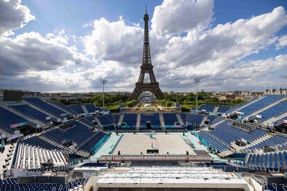 Vista general del Estadio de la Torre Eiffel, sede de eventos de voleibol de playa antes de los Juegos Olímpicos de París 2024 el 13 de julio de 2024.