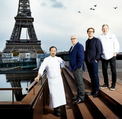 De izquierda a derecha, en la azotea del Museo del Quai Branly de París, Romain Meder, Alain Ducasse Vincent Chaperon y Albert Adrià.