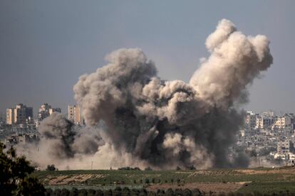 Una columna de humo se elevaba sobre el norte de Gaza tras un ataque del ejército de Israel, en una imagen tomada desde la ciudad israelí de Sderot.