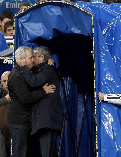 Aguirre y Mourinho se abrazan al finalizar el partido